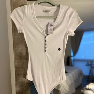 NWT Ribbed short sleeve body suit